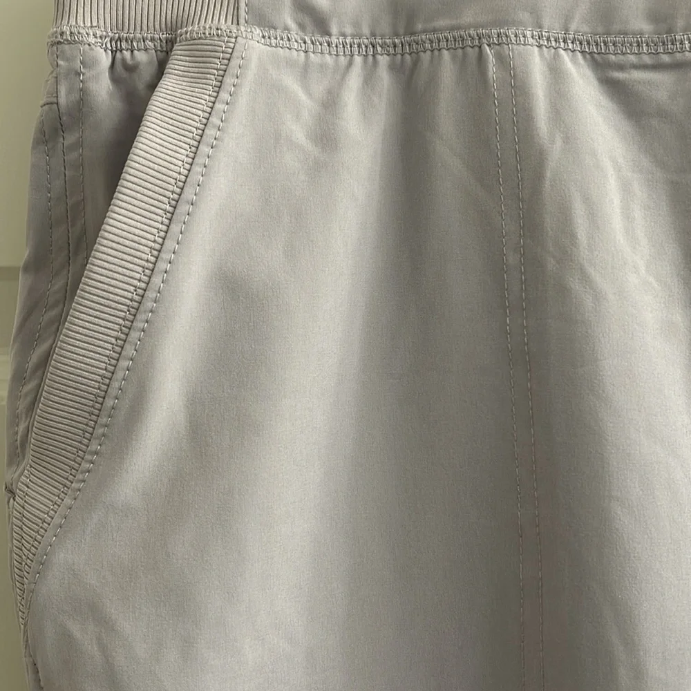Capris lavender color polyester and spandex - Picture 4 of 6
